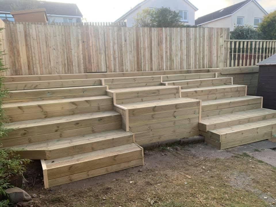 Garden fencing with integrated steps