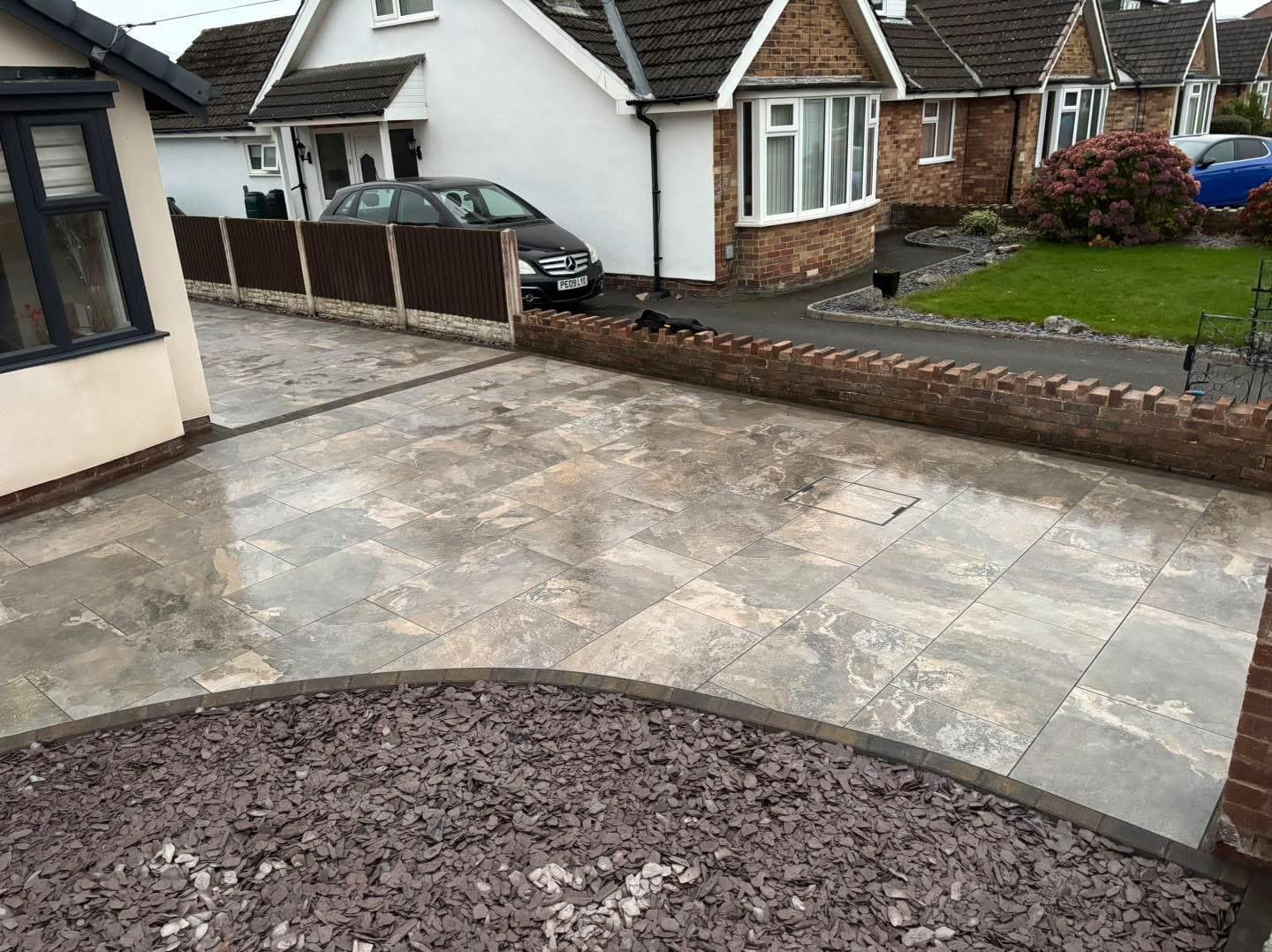 Porcelain patio with decorative slate border