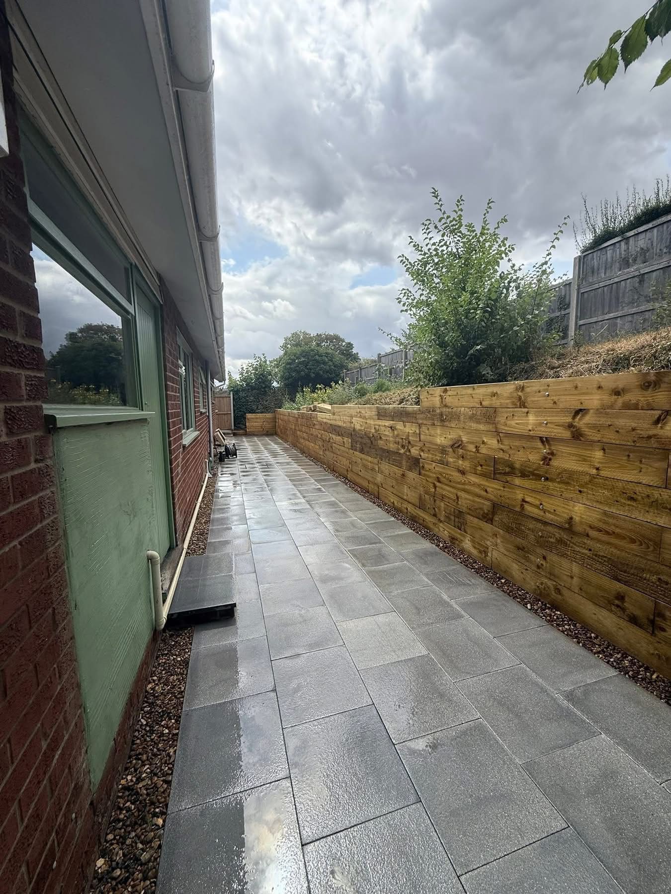 Retaining wall with integrated patio and steps